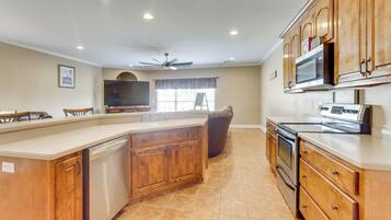 Refrigerador, microondas, parrilla de estufa y lavavajillas