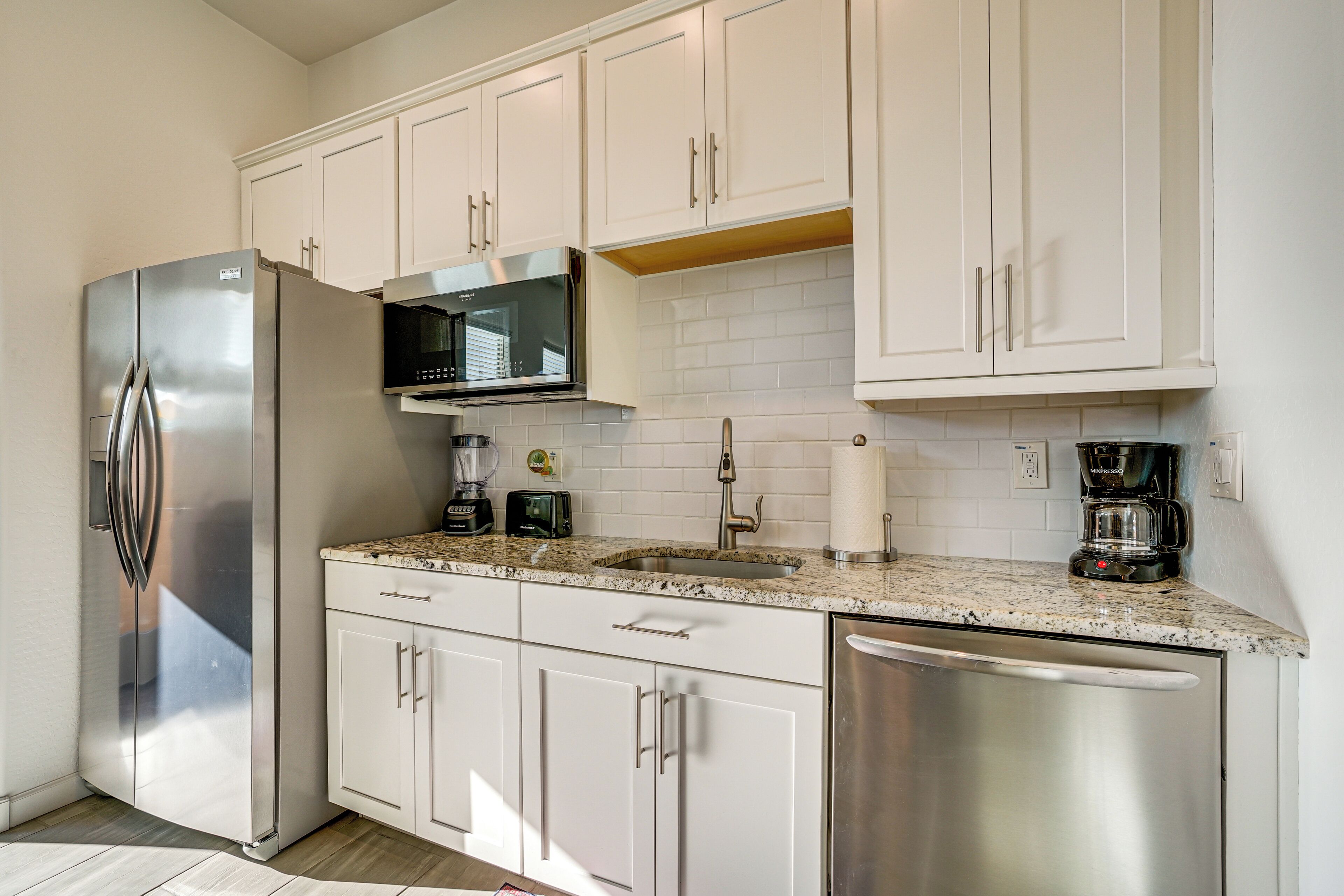 Réfrigérateur, micro-ondes, plaque de cuisson, lave-vaisselle