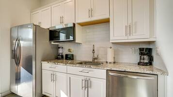 ثلاجة، ميكروويف، موقد طهي مسطح، غسالة أطباق