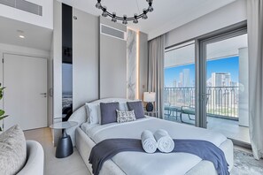 Apartamento premium, vista para a cidade | Cofres nos quartos, escrivaninha, espaço de trabalho para notebook