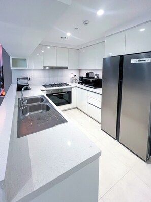 Premium Apartment, City View | Private kitchen