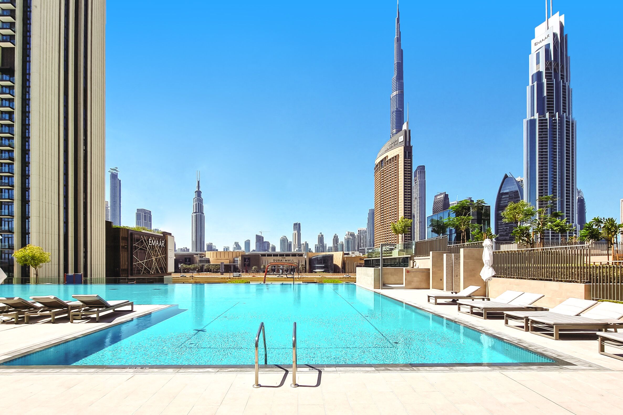 Kolam renang outdoor, dengan payung kolam renang dan kursi berjemur