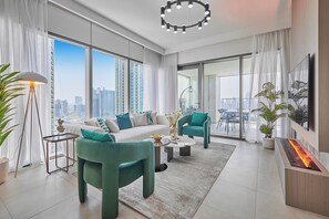 Apartamento premium, vista para a cidade | Sala de estar | Smart TV 65 polegadas com canais a cabo