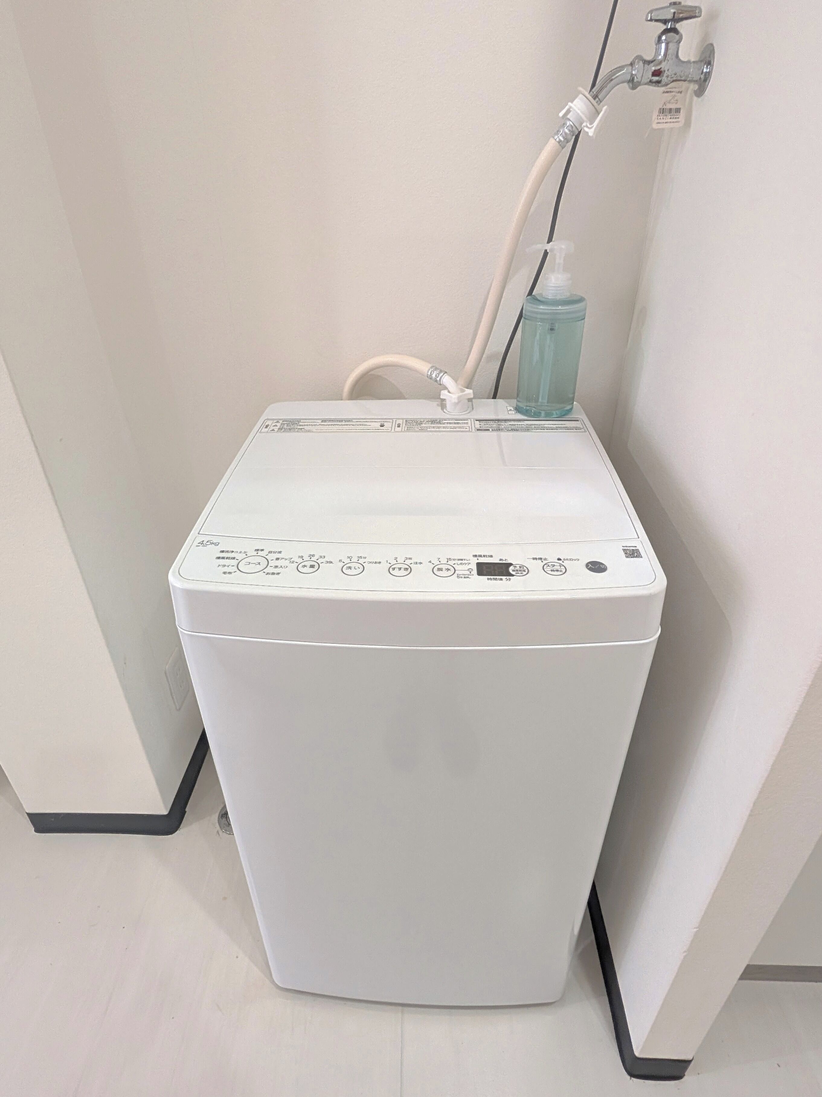 Chuveiro, secador de cabelo, toalhas de banho, sabonete