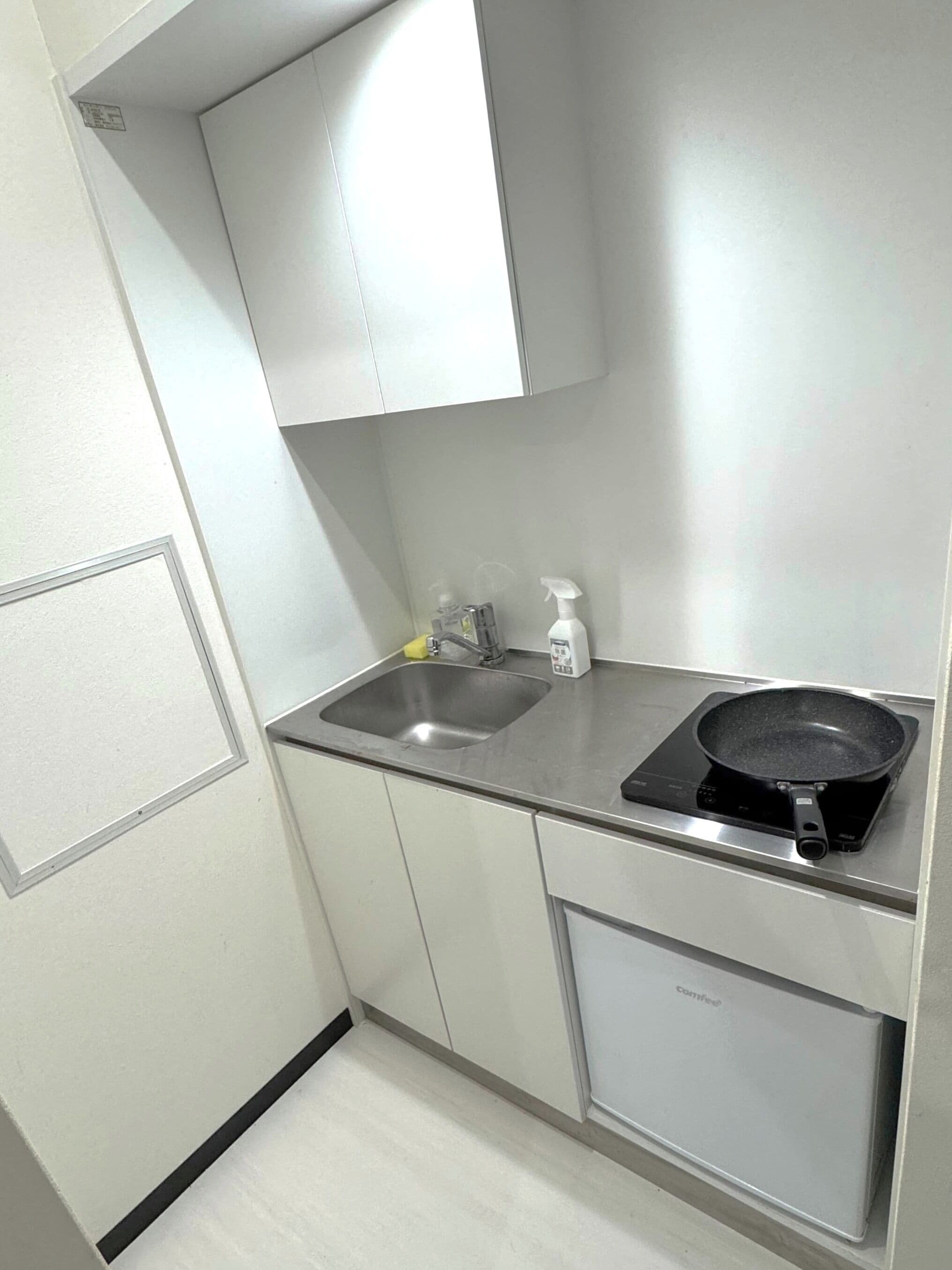 Frigobar, micro-ondas, cooktop, talheres/pratos/utensílios de cozinha