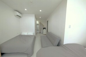 Basic Single Room, Multiple Beds, Non Smoking | Free WiFi