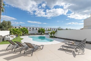 Pool - Holiday Home 'Oasis 138' with Mountain View, Private Pool and Wi-Fi (Playa Blanca)