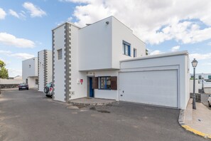 Exterior - Holiday Home 'Oasis 138' with Mountain View, Private Pool and Wi-Fi (Playa Blanca)