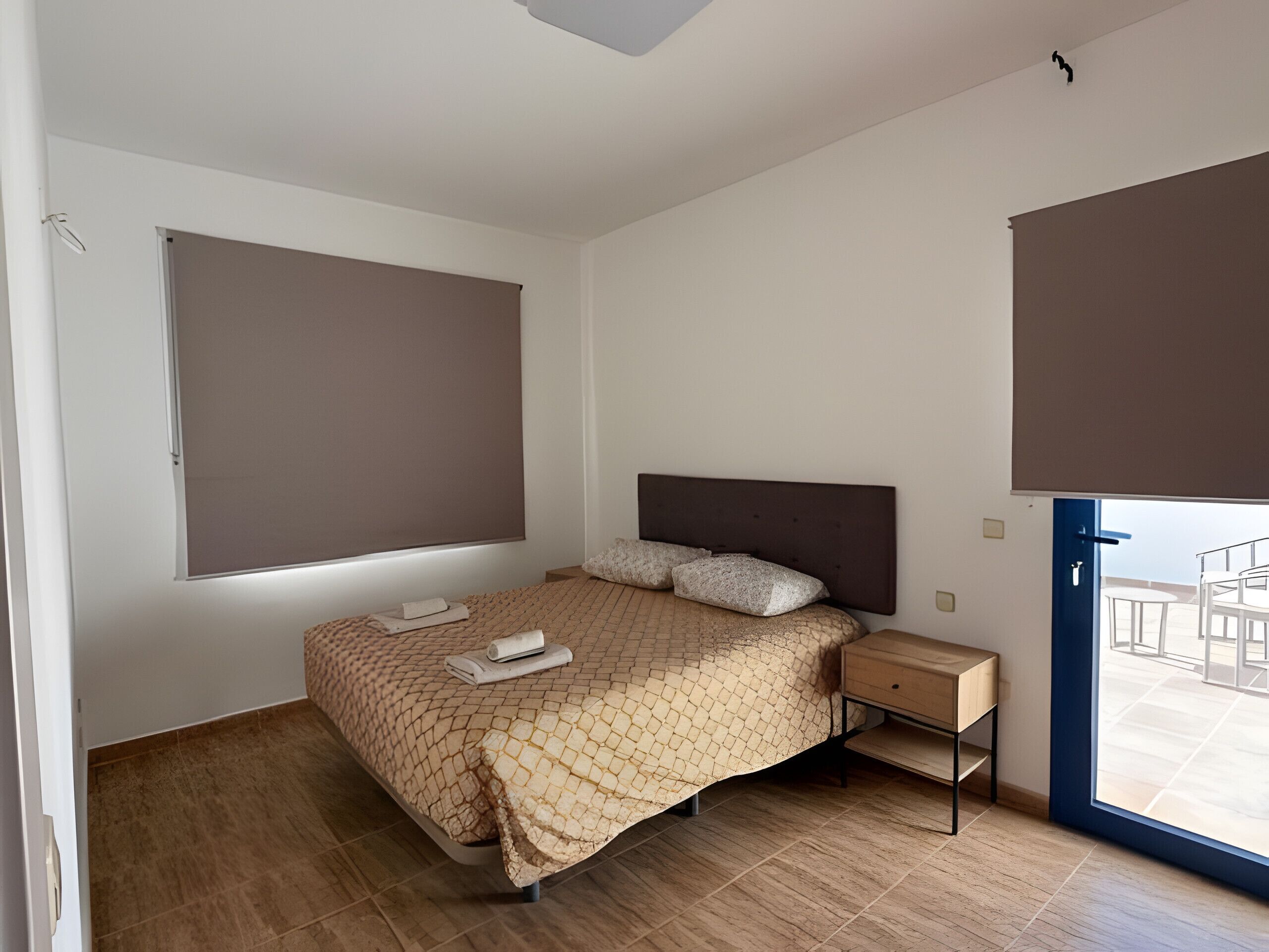 Tabla de planchar con plancha, wifi y ropa de cama 