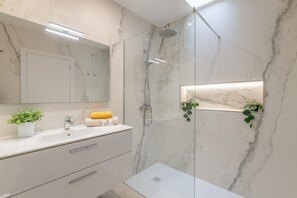 Douche, sèche-cheveux, serviettes fournies