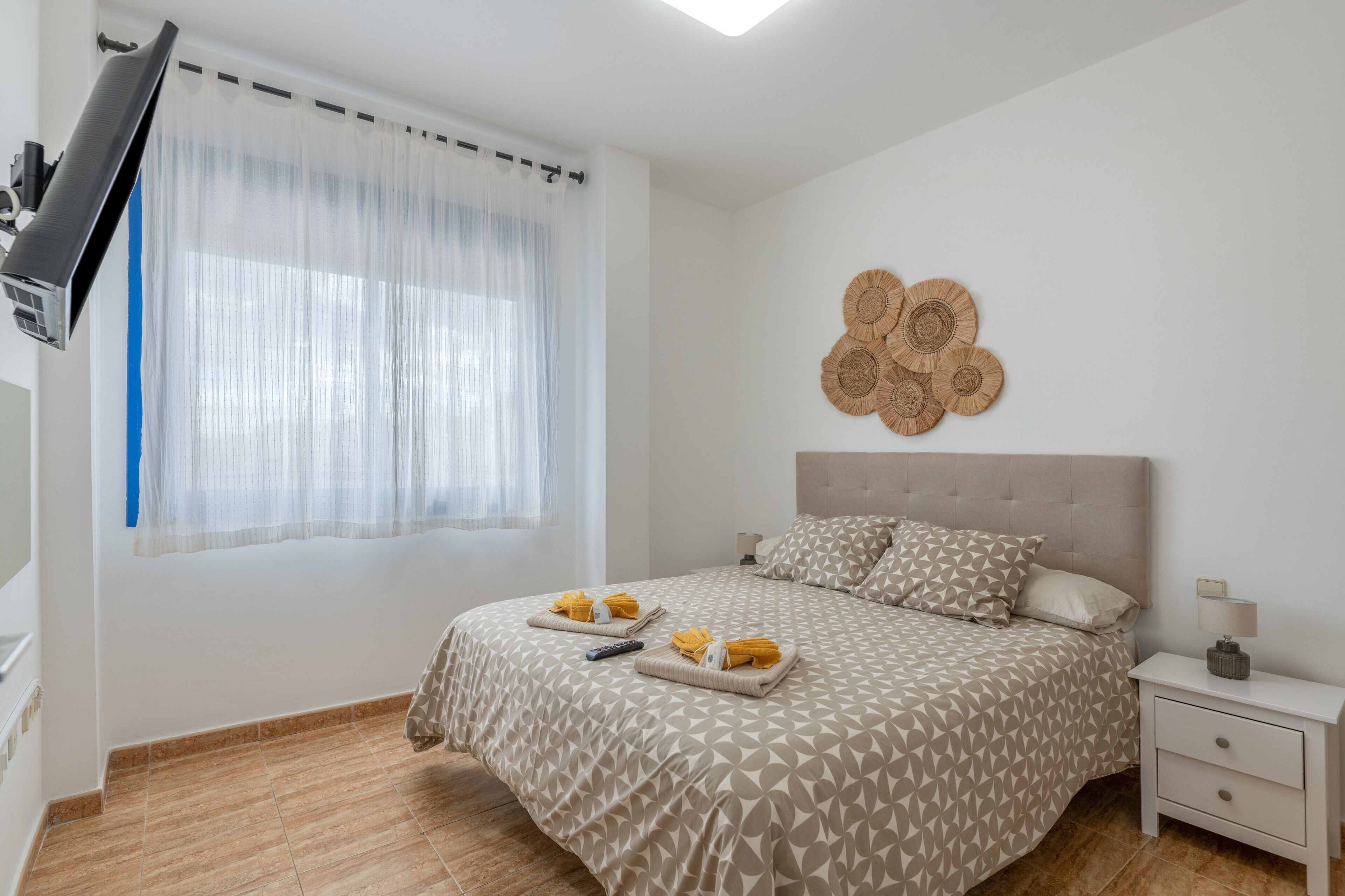 Iron/ironing board, WiFi, bed sheets