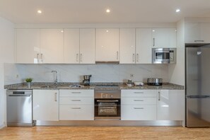 冷蔵庫、電子レンジ、オーブン、コンロ