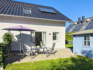 Outdoor dining - Modern vacation home for up to 8 people, close to nature and quiet (Fehmarn)