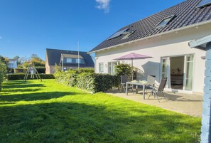 Outdoor dining - Modern vacation home for up to 8 people, close to nature and quiet (Fehmarn)