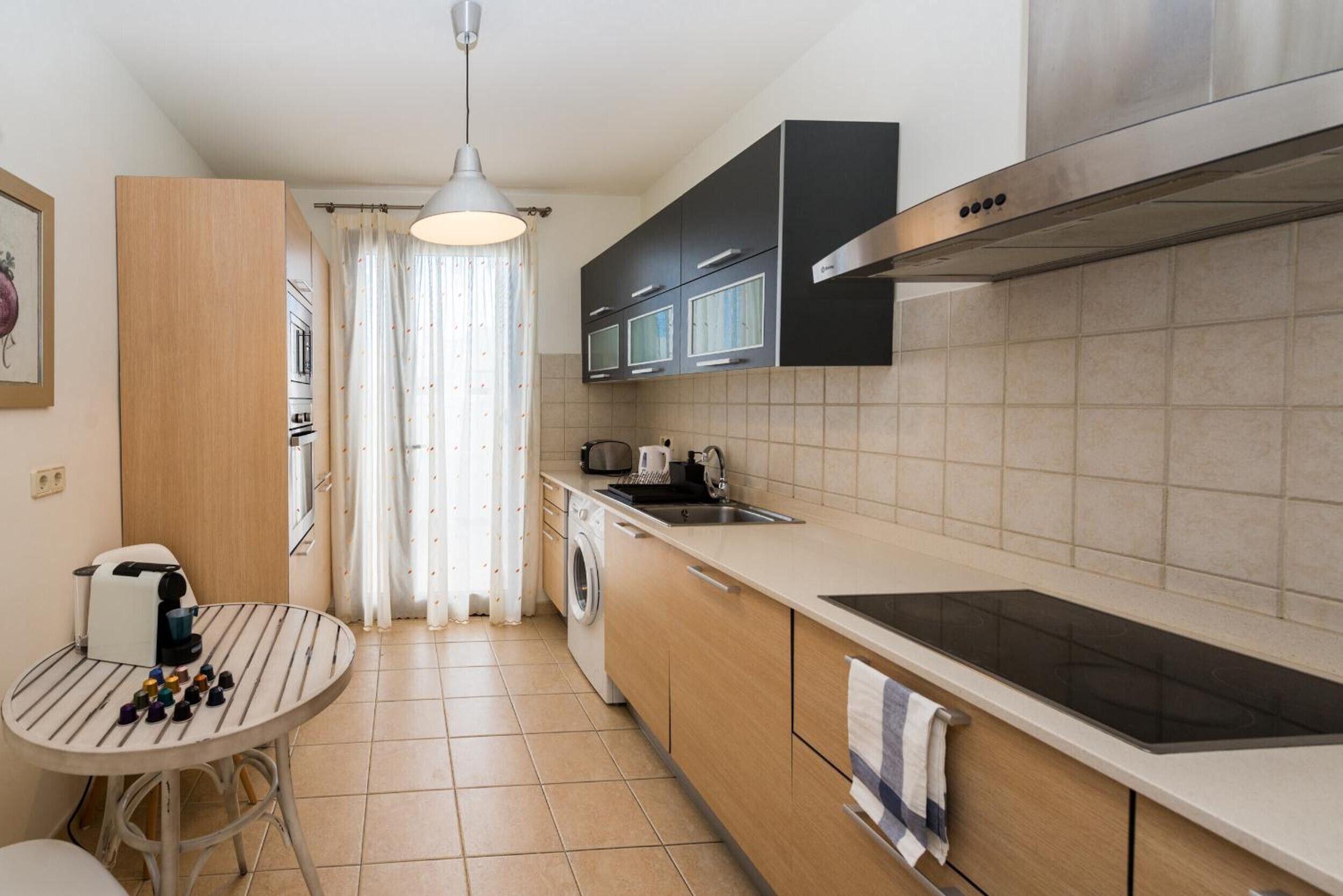 Een koelkast, een magnetron, een oven, een kookplaat