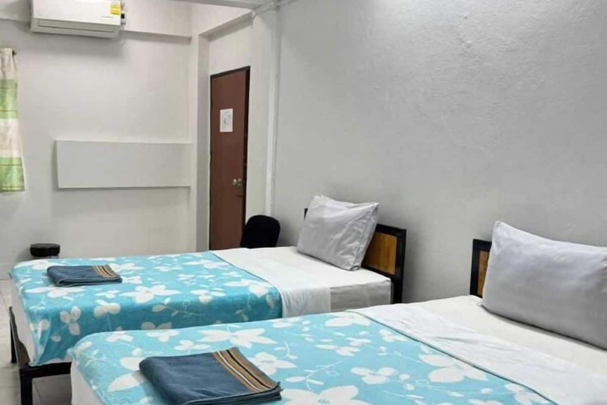 Standard Twin Room | Desk, free WiFi, bed sheets