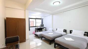 Escritorio, wifi gratis y ropa de cama