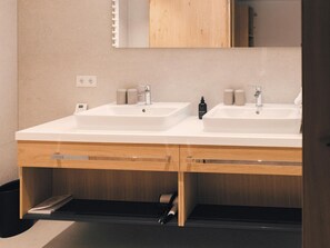 Haartrockner, Handtücher, Seife, Toilettenpapier