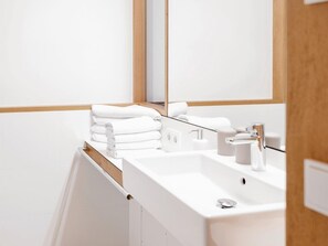 Haartrockner, Handtücher, Seife, Toilettenpapier