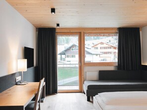 Schreibtisch, Reisekinderbett, WLAN, Bettwäsche