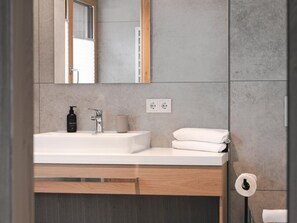 Haartrockner, Handtücher, Seife, Toilettenpapier