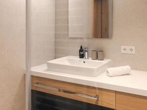 Haartrockner, Handtücher, Seife, Toilettenpapier