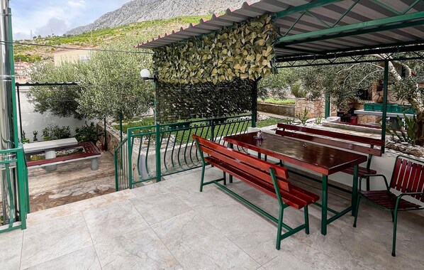 تناول الطعام بالخارج