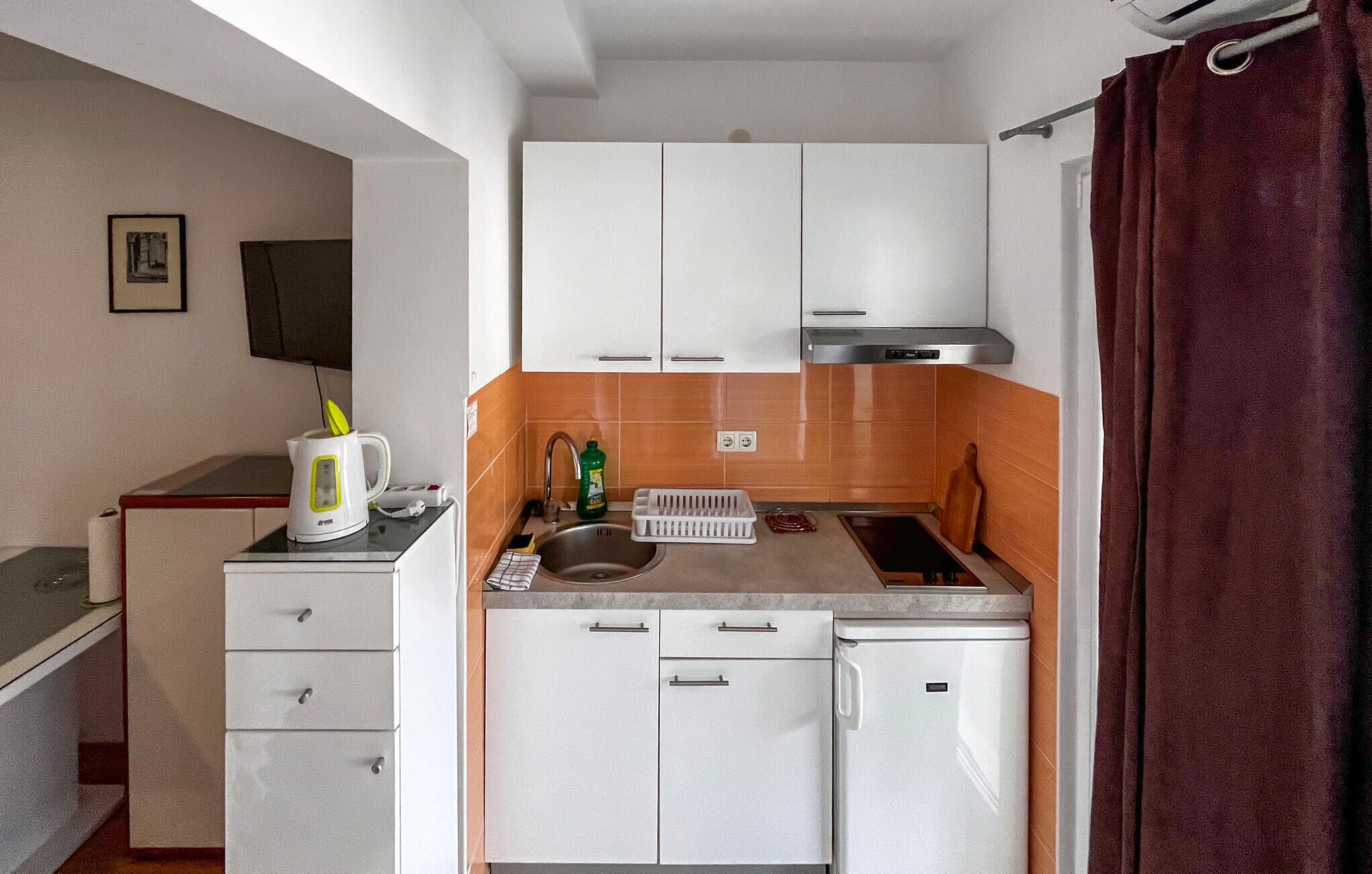 Fridge, oven, dishwasher, coffee/tea maker