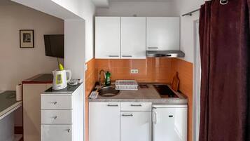 Fridge, oven, dishwasher, coffee/tea maker