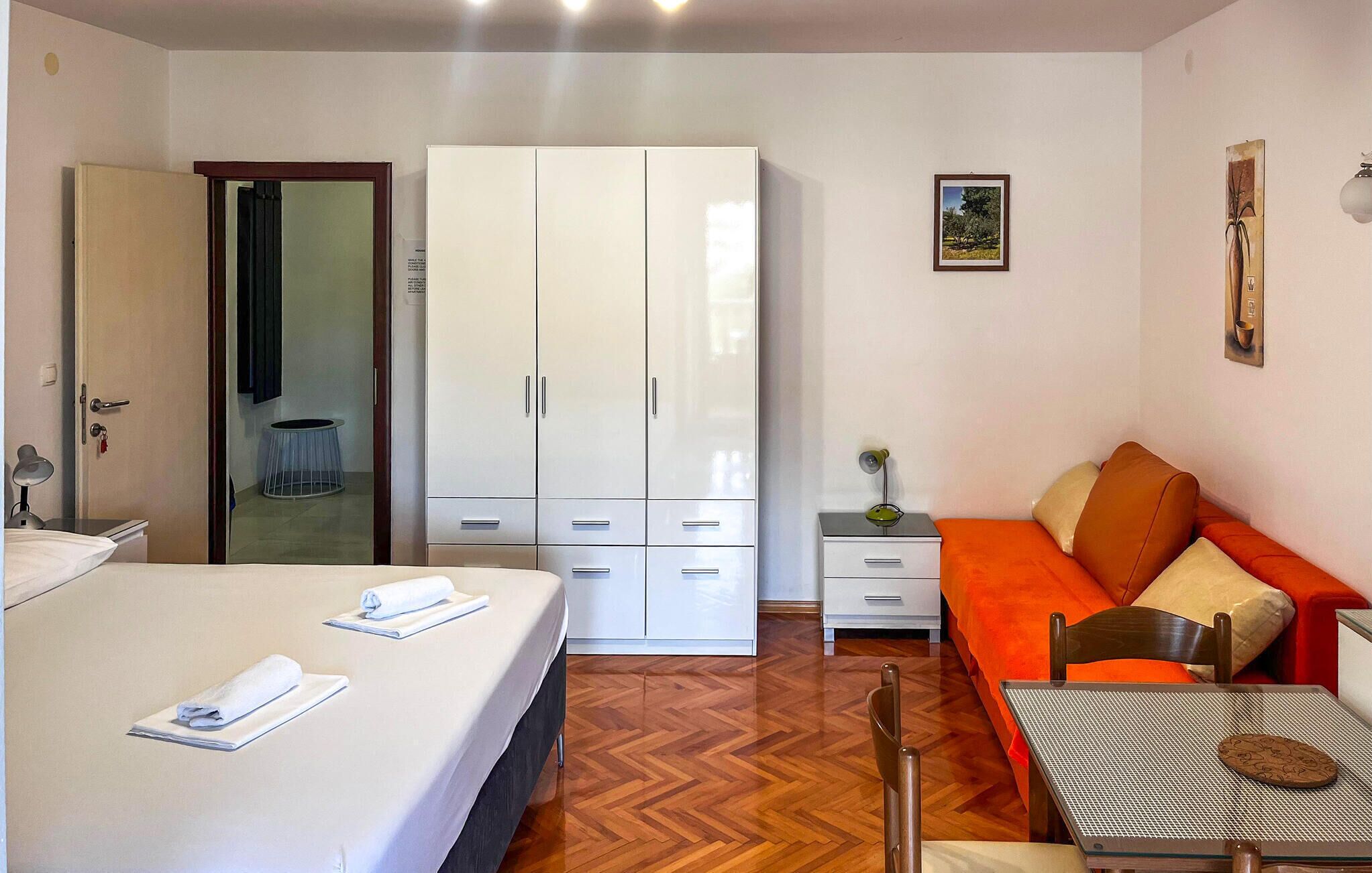 Une chambre d’hôtel comprenant un lit, un canapé, un bureau et une armoire.