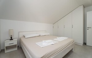 3 bedrooms, iron/ironing board, travel cot, free WiFi - 3 bedroom amazing home in Tribunj (Tribunj)