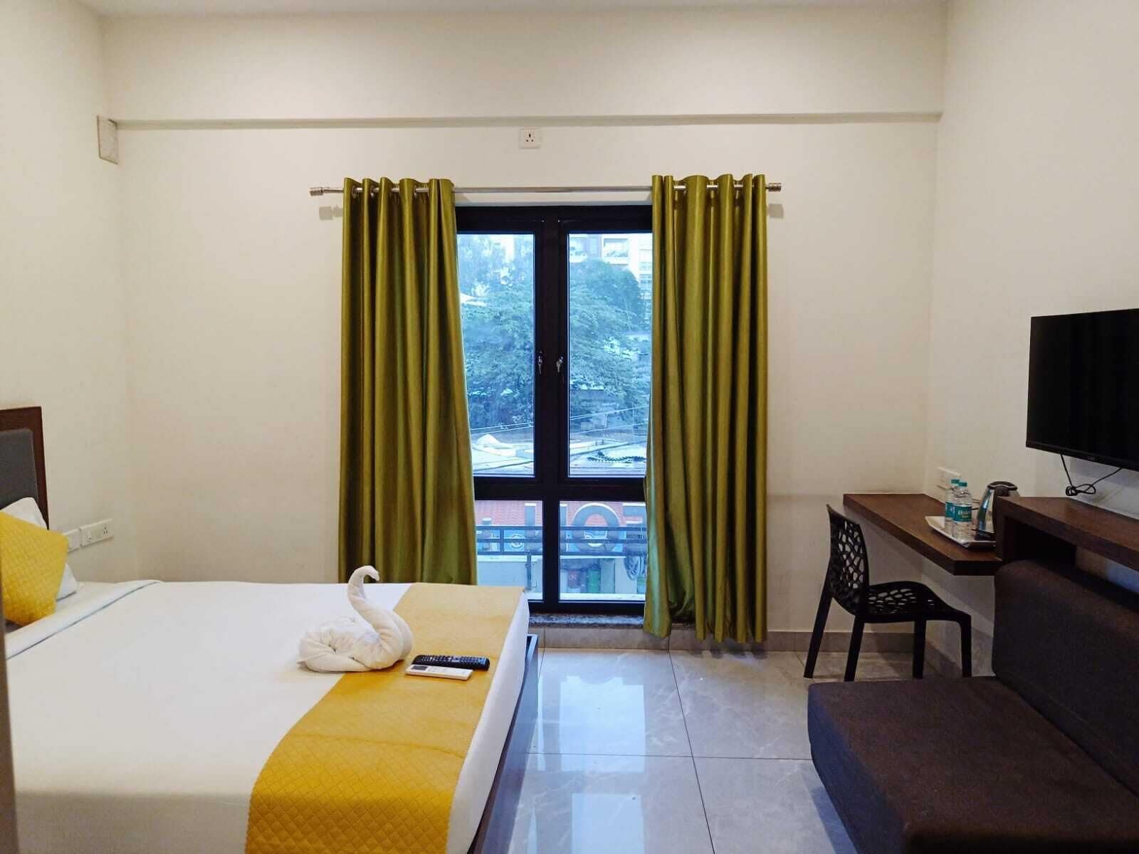 Basic-Studio | Hochwertige Bettwaren, Schreibtisch, laptopgeeigneter Arbeitsplatz