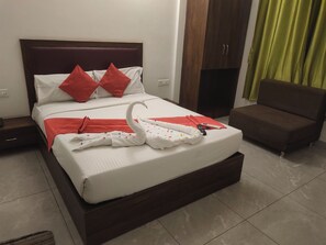 Studio Basic, pemandangan kota | Meja kerja, ruang kerja ramah laptop, dan tempat tidur lipat/tambahan