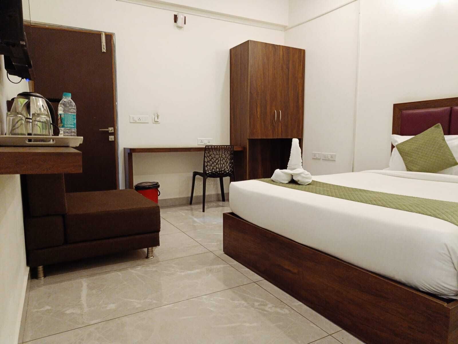 舒適開放式套房 | 高級寢具、書桌、筆電工作空間、免費無線上網