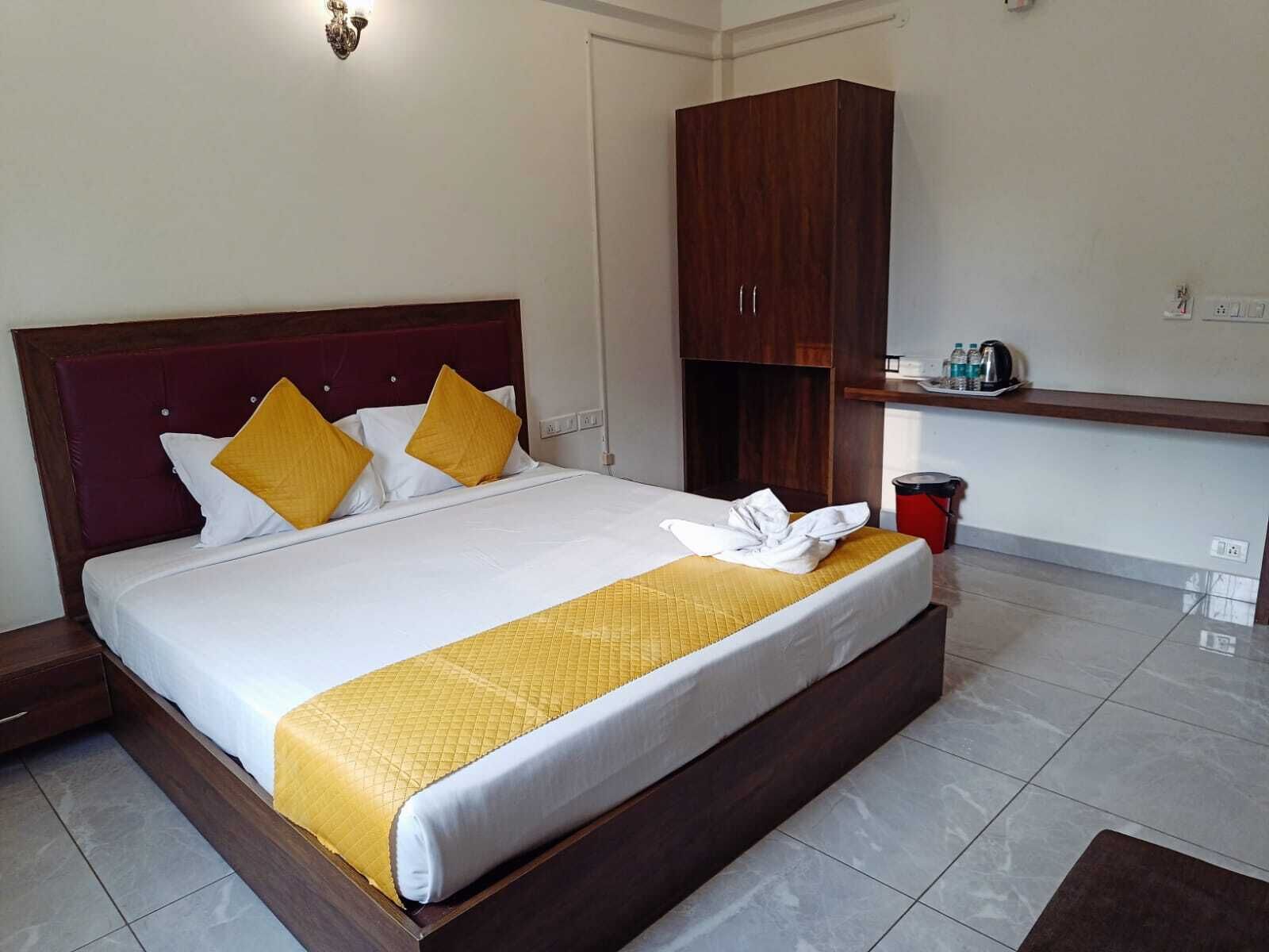 Comfort-Studiosuite | Hochwertige Bettwaren, Schreibtisch, laptopgeeigneter Arbeitsplatz