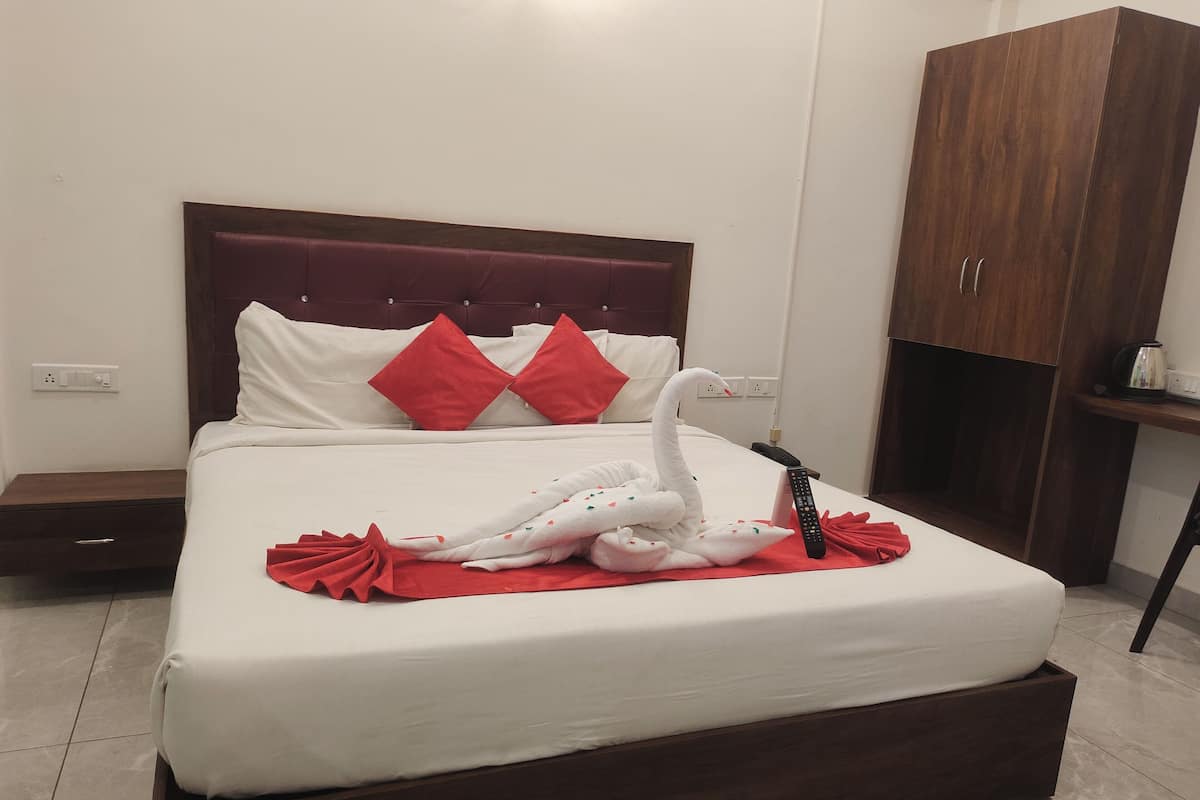 Studio Suite Comfort | Meja kerja, ruang kerja ramah laptop, dan tempat tidur lipat/tambahan