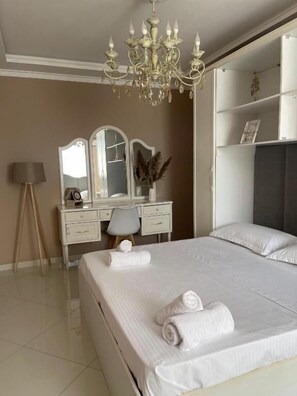 Apartament, balcó, vistes a la ciutat | Planxa i posts de planxar 