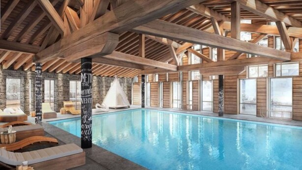 An indoor swimming pool with wooden beams and stone walls. - L`Altima Megève - Eclat des Veriaz (Megève)