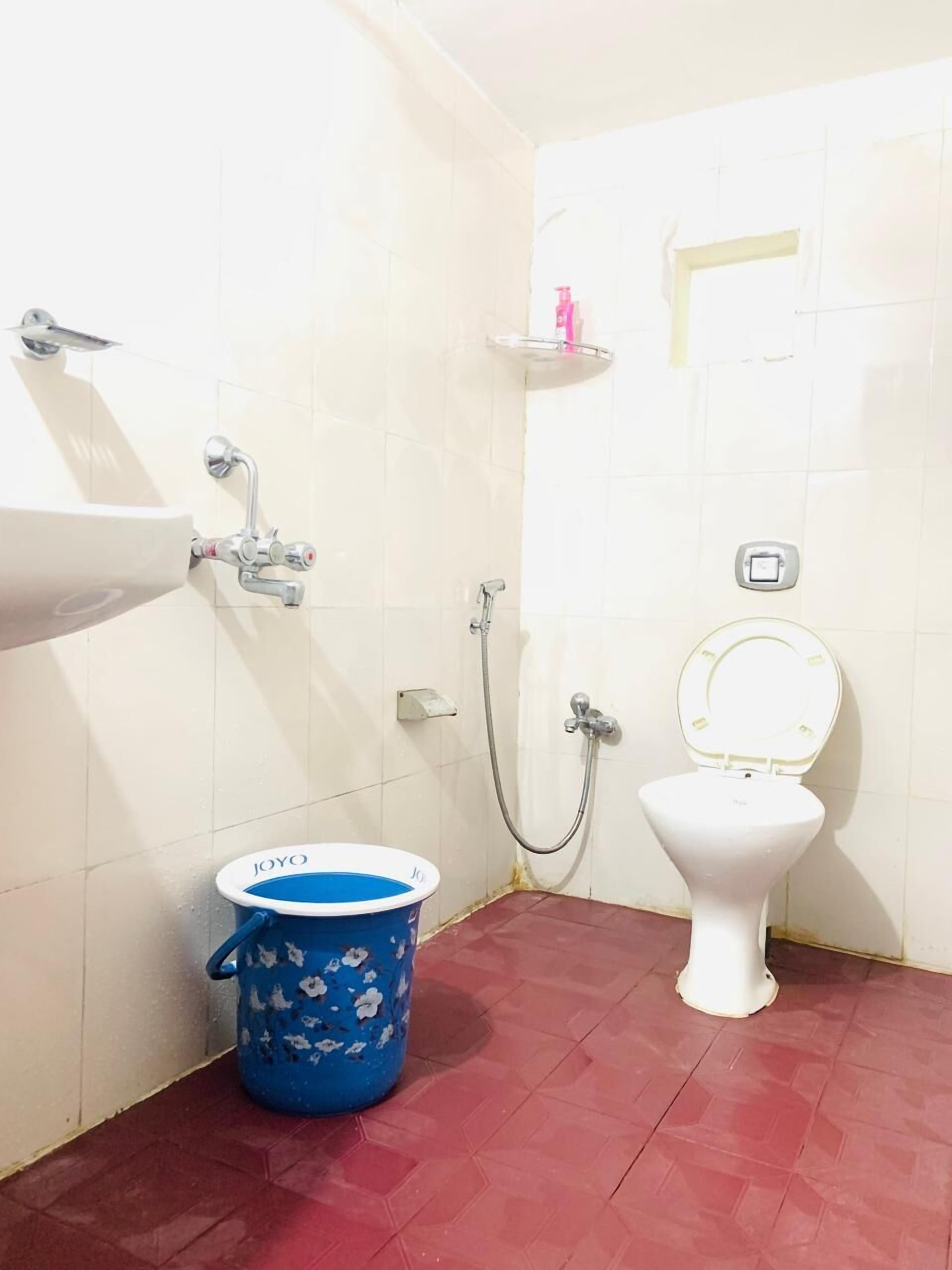 Standard Double Room | Bathroom | Shower, soap, shampoo