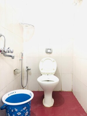 Habitación doble estándar | Baño | Regadera, jabón, shampoo 