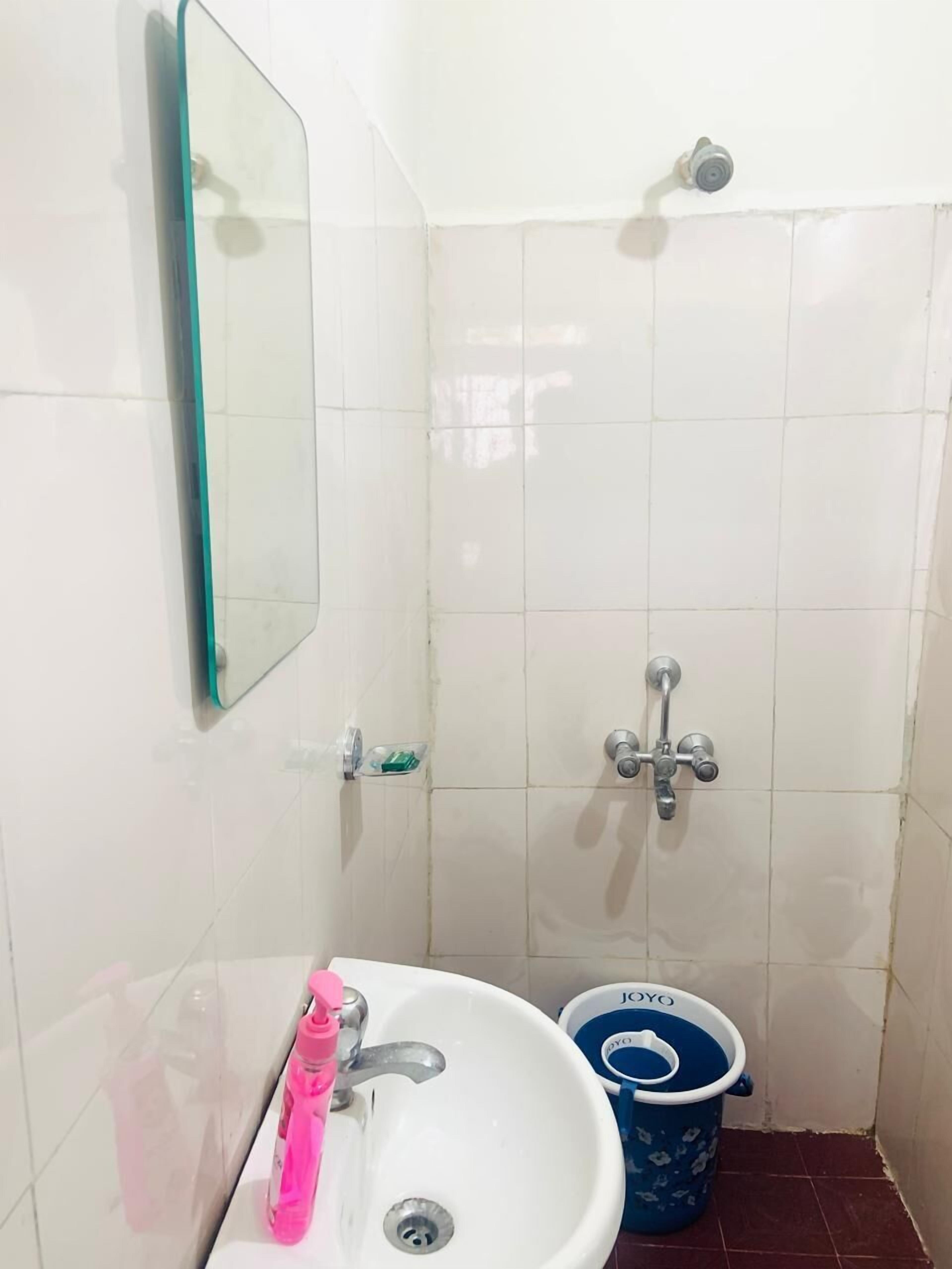 Quarto solteiro básico | Wi-Fi de cortesia