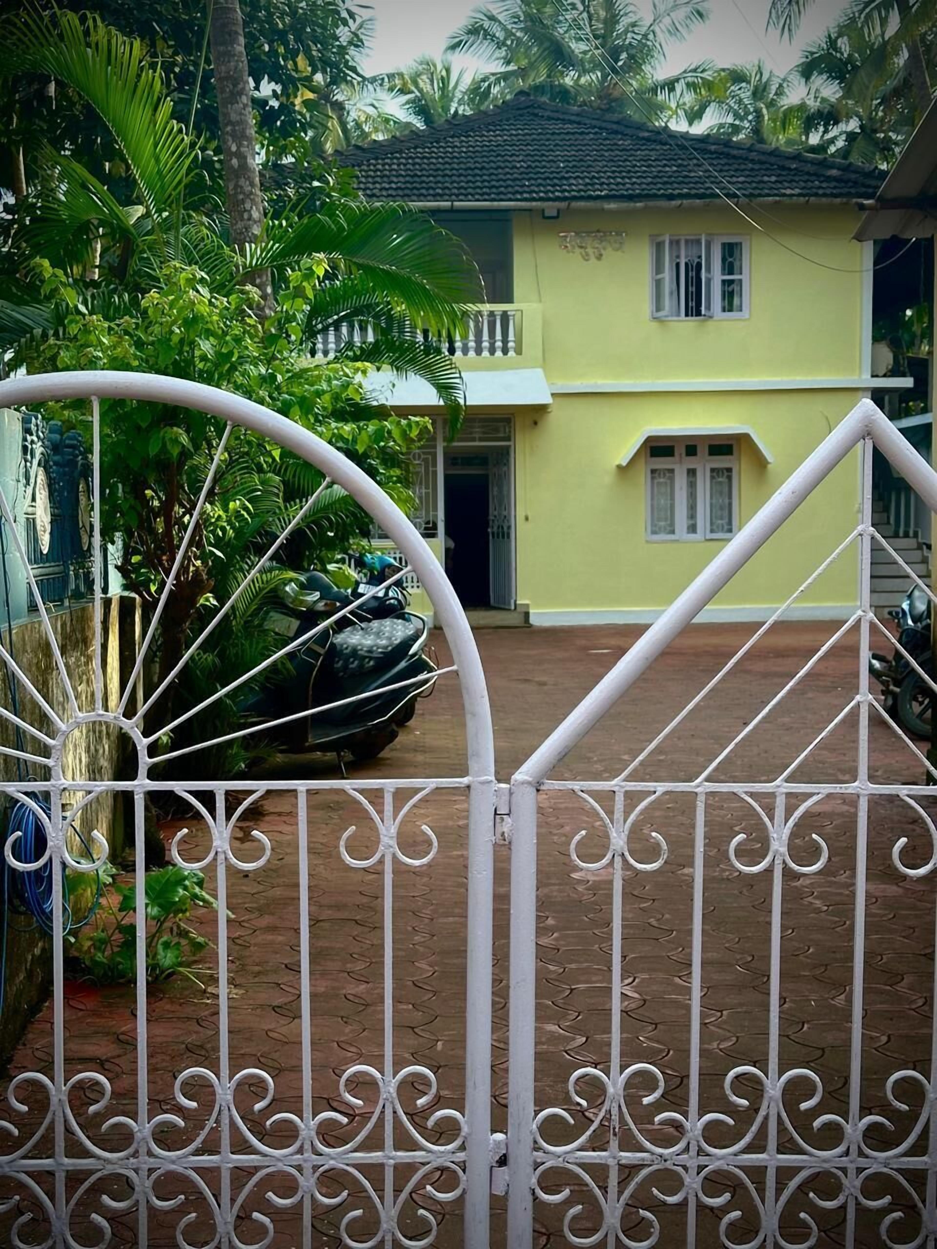 Vista frontal de la propiedad