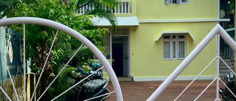 Konaklama yerinin ön cephesi