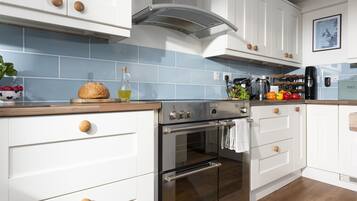 ثلاجة، ميكروويف، غسالة أطباق، ماكينة لصنع القهوة/الشاي