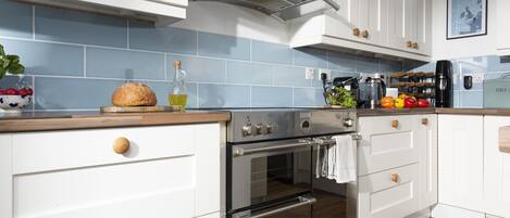 Fridge, microwave, dishwasher, coffee/tea maker