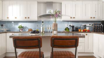 ثلاجة، ميكروويف، غسالة أطباق، ماكينة لصنع القهوة/الشاي