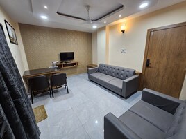 Studio Suite | Living area | TV