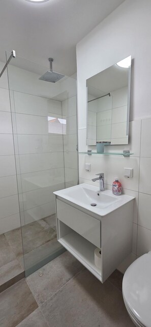 Douche, serviettes fournies