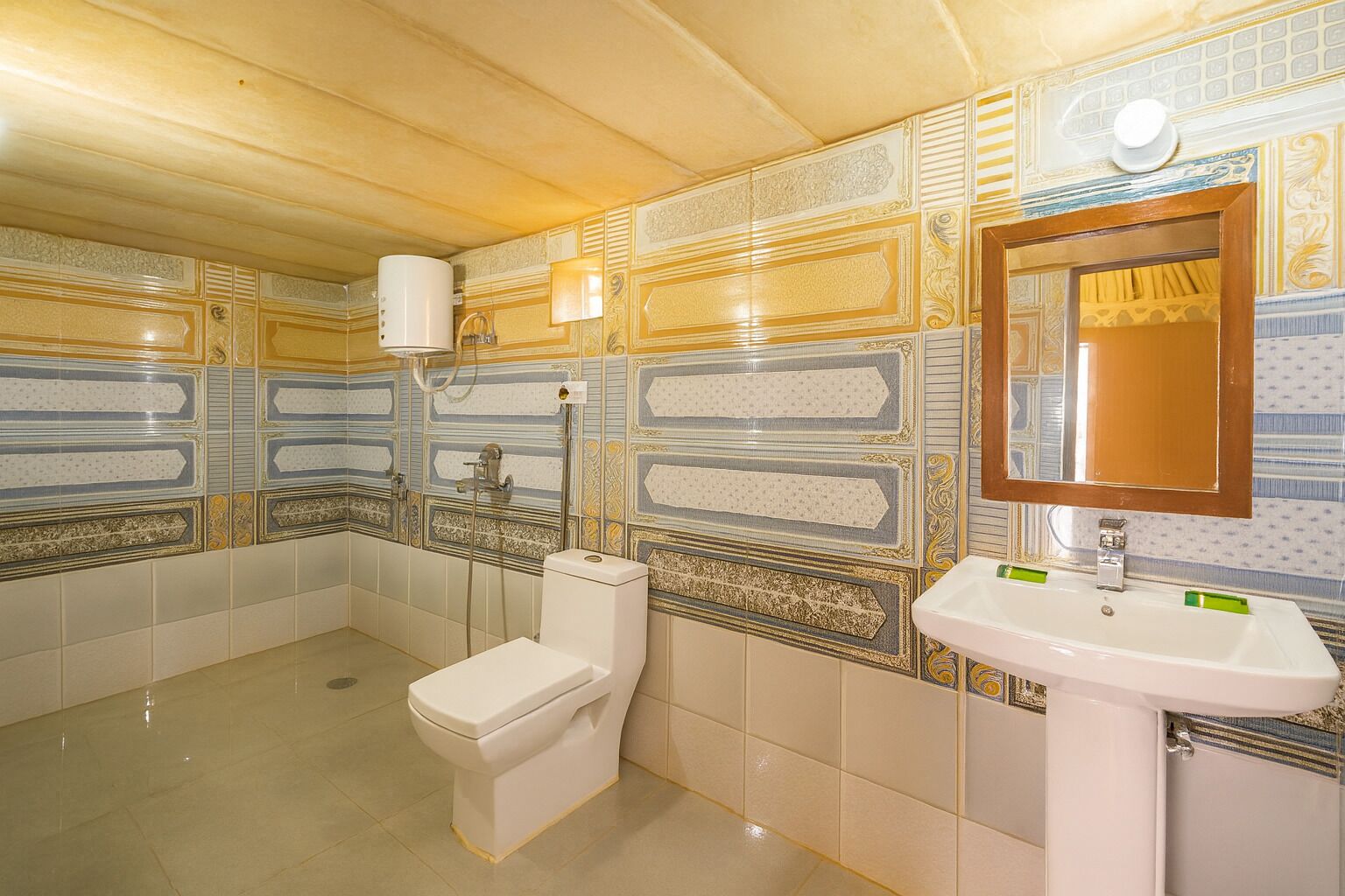 Un baño con inodoro, lavamanos y ducha.