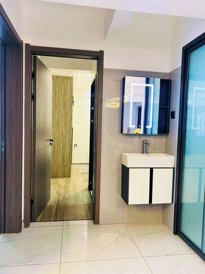 Shower, bidet, towels, toilet paper - Enchanting apartment with fitness room, restaurant,swimming pool etc in Nairobi. (Nairobi)
